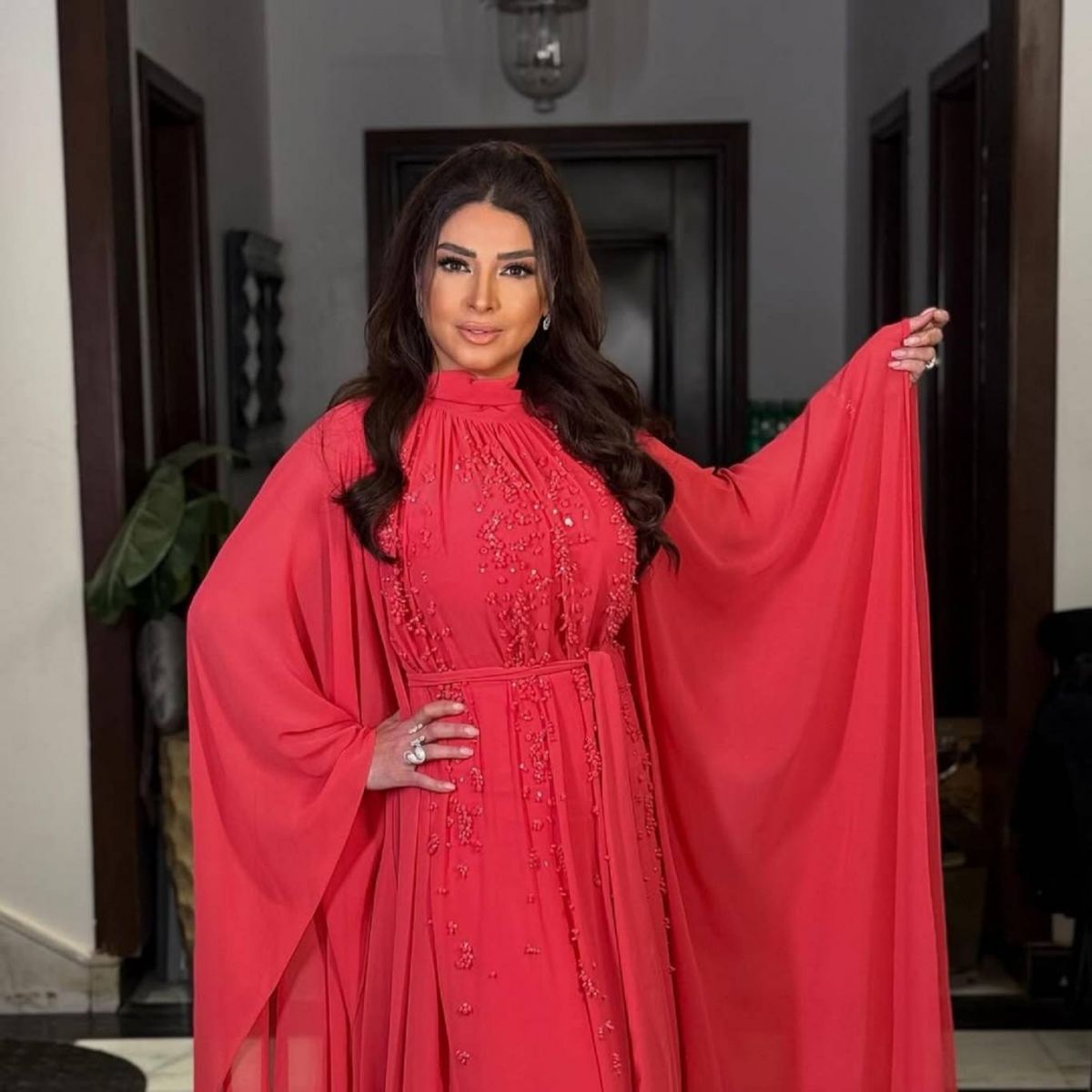 روجينا توجّه رسالة رومانسية إلى أشرف زكي من على البحر