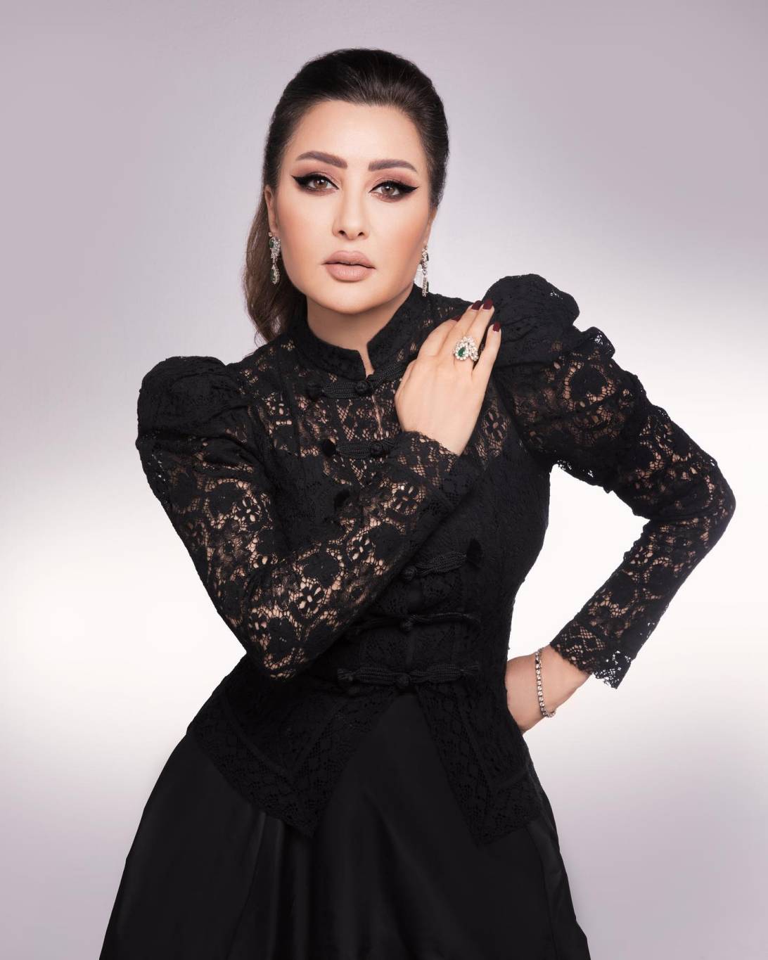 الموت يفجع لطيفة بأعز الناس والفنانون يواسونها