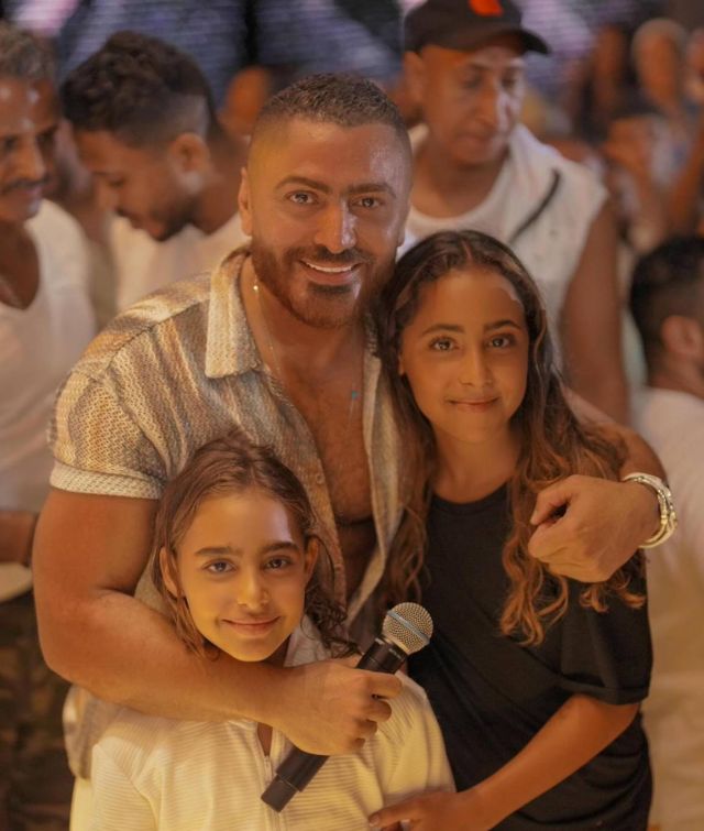 تامر حسني مع ابنتيه تالية وأمايا