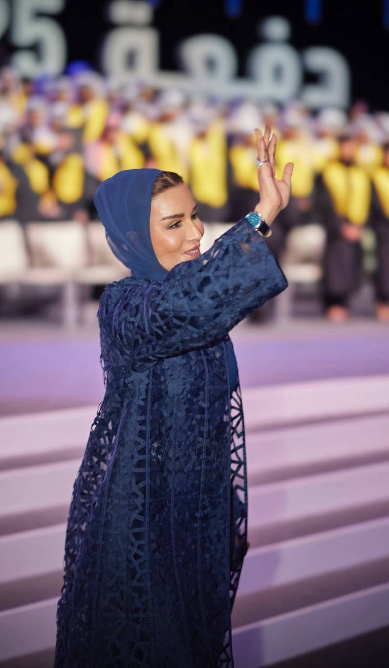 الشيخة موزا تتألق بإطلالة مَلكية بالكحلي في حفل تخرّج 