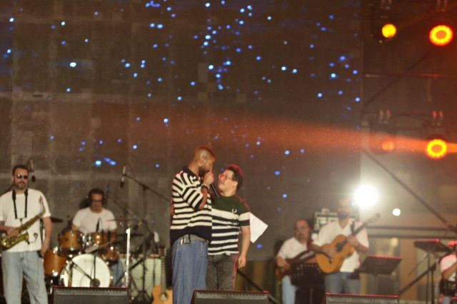 أحمد سعد بلفتة إنسانيةمع طفل من ذوي الاحتياجات الخاصة