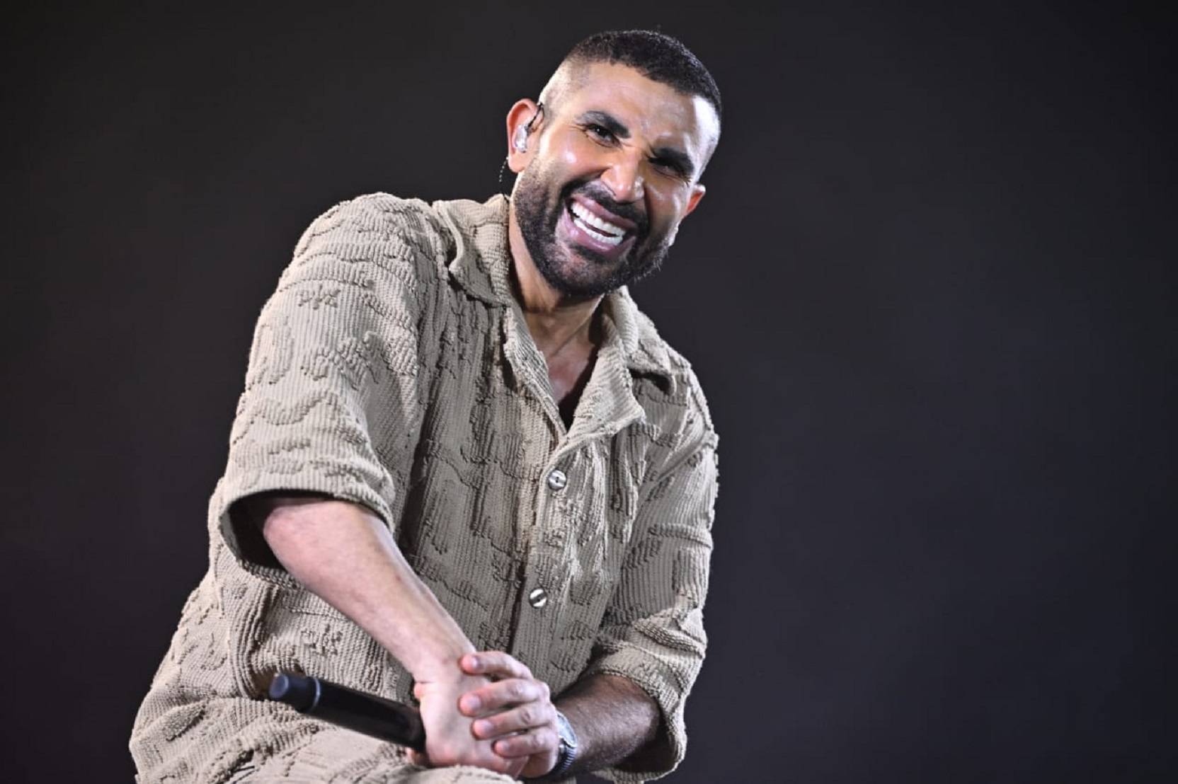 أحمد سعد يمازح الجمهور أحمد سعد يمازح الجمهور