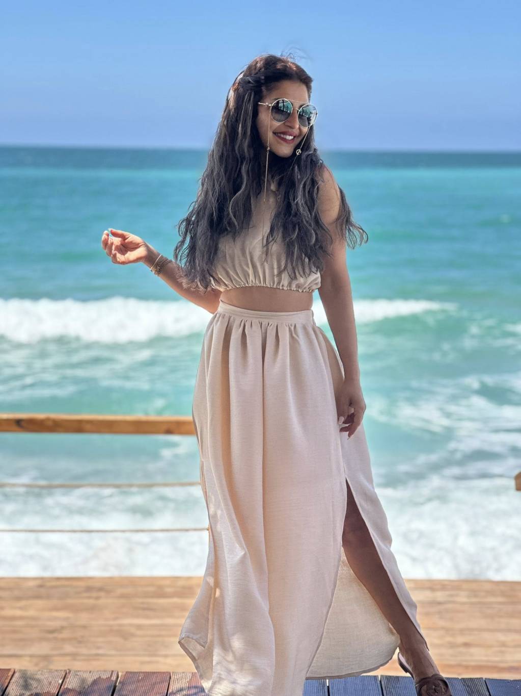 منة فضالي في لبنان بإطلالة بحرية من أبرز صيحات الموسم