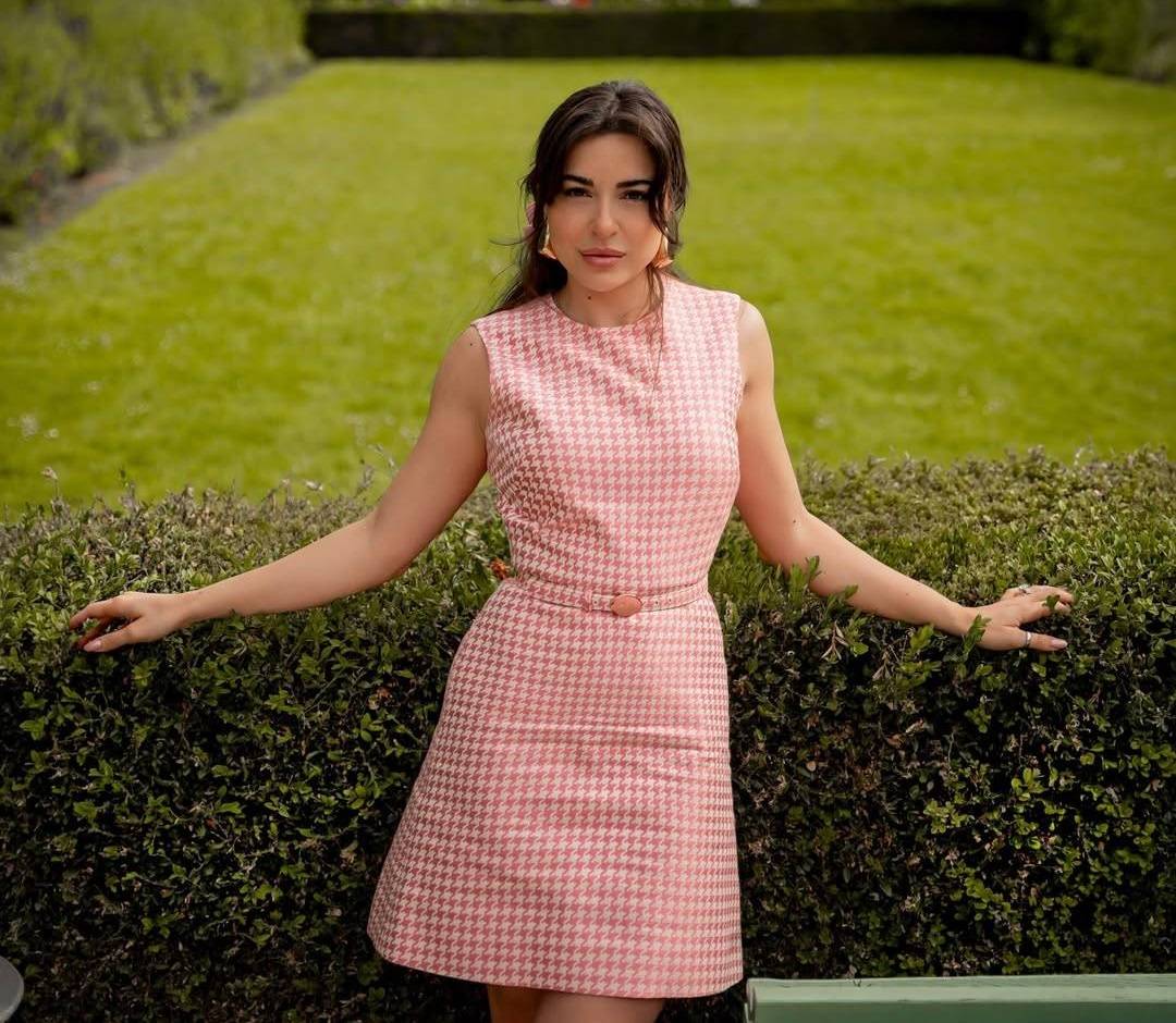 أجمل إطلالات النجمات والمؤثرات العربيات في الصيف... الأناقة والبساطة