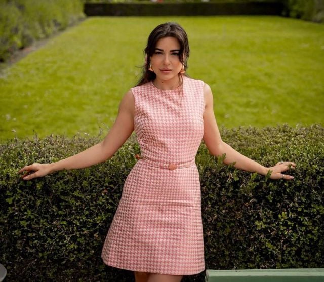 أجمل إطلالات النجمات والمؤثرات العربيات في الصيف... الأناقة والبساطة