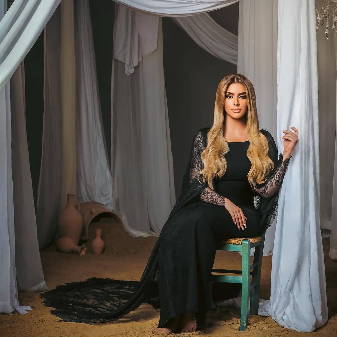 الشيخة مهرة تعتمد صيحة الساتان مع إكسسوار مميّز