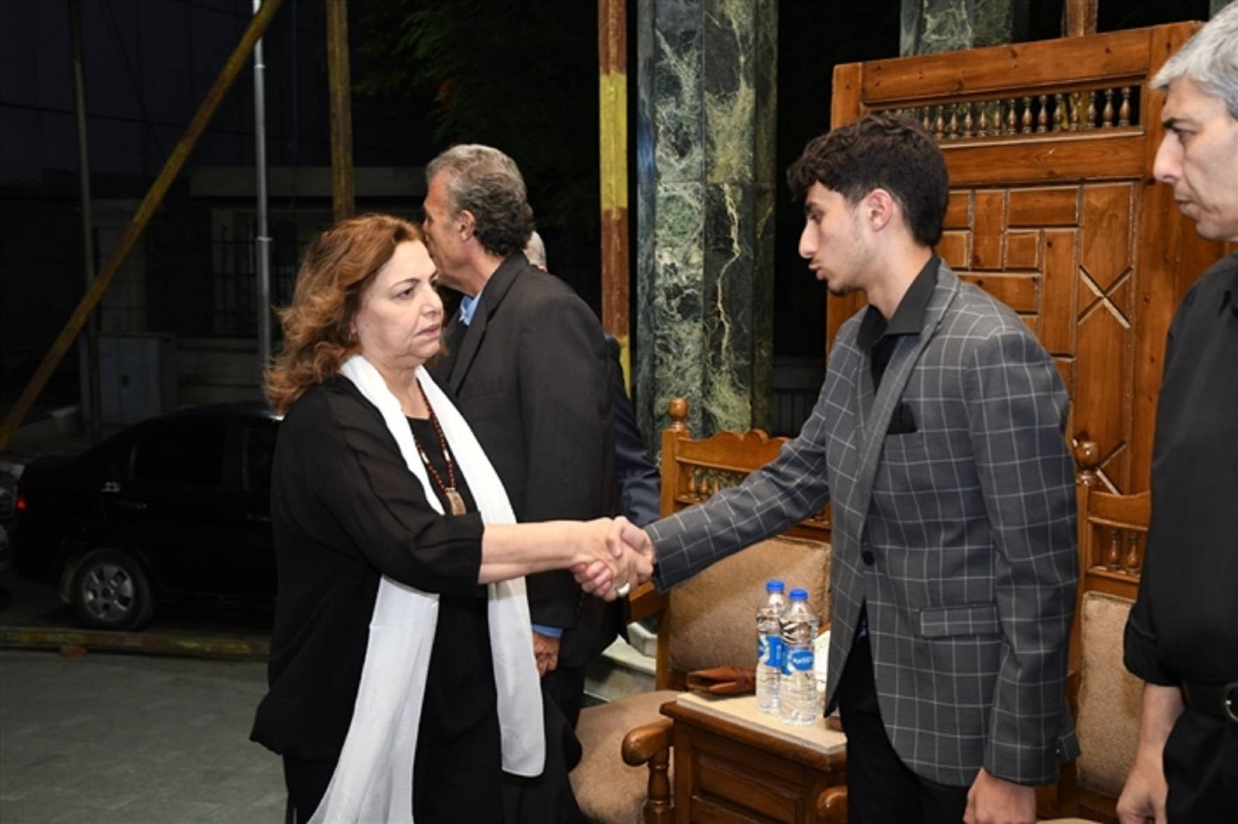 عزة لبيب تقدم واجب العزاء