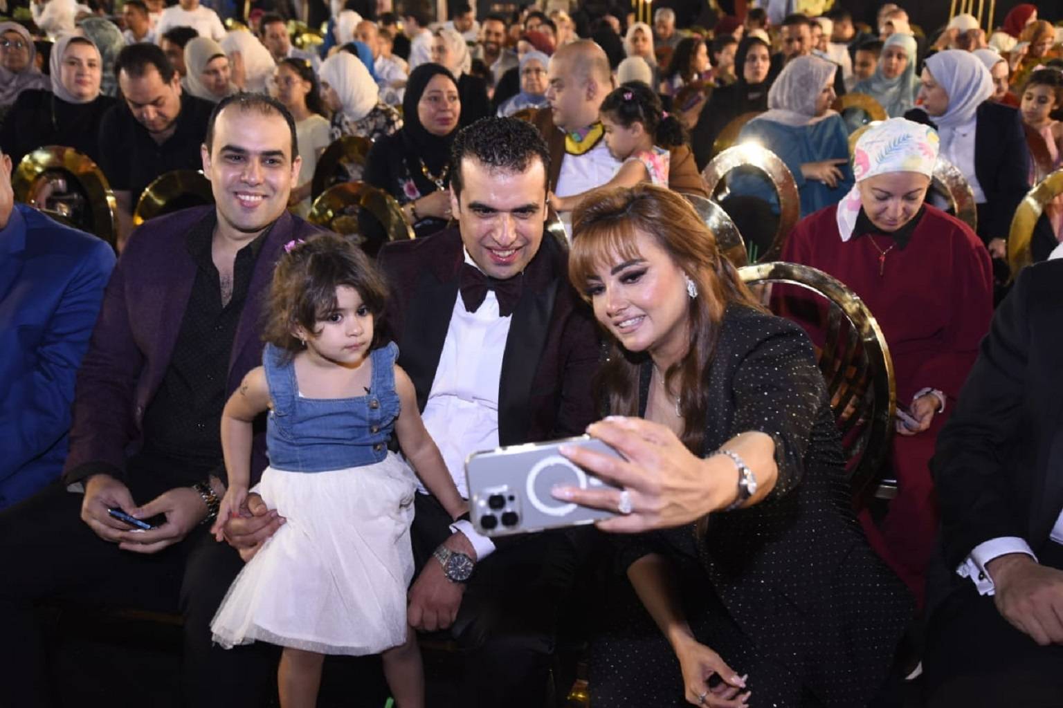 بشرى تلتقط بشرى تلتقط
