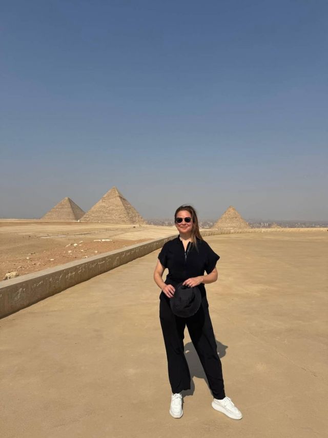 ريا أمام الأهرامات