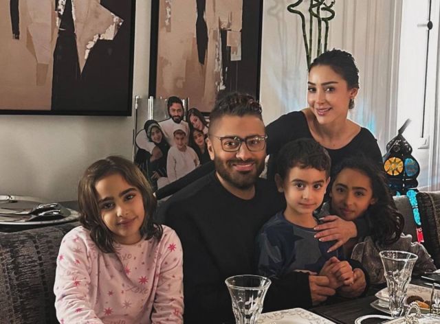 آدم تامر حسني مع والديه وشقيقتيه