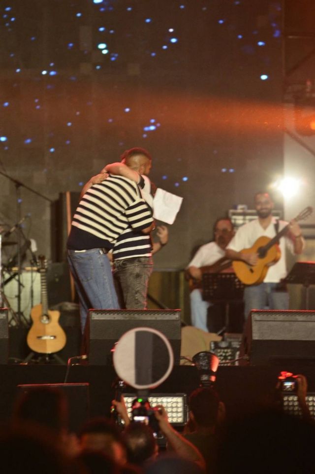 أحمد سعد يحتضن طفلًا من ذوي الاحتياجات الخاصة