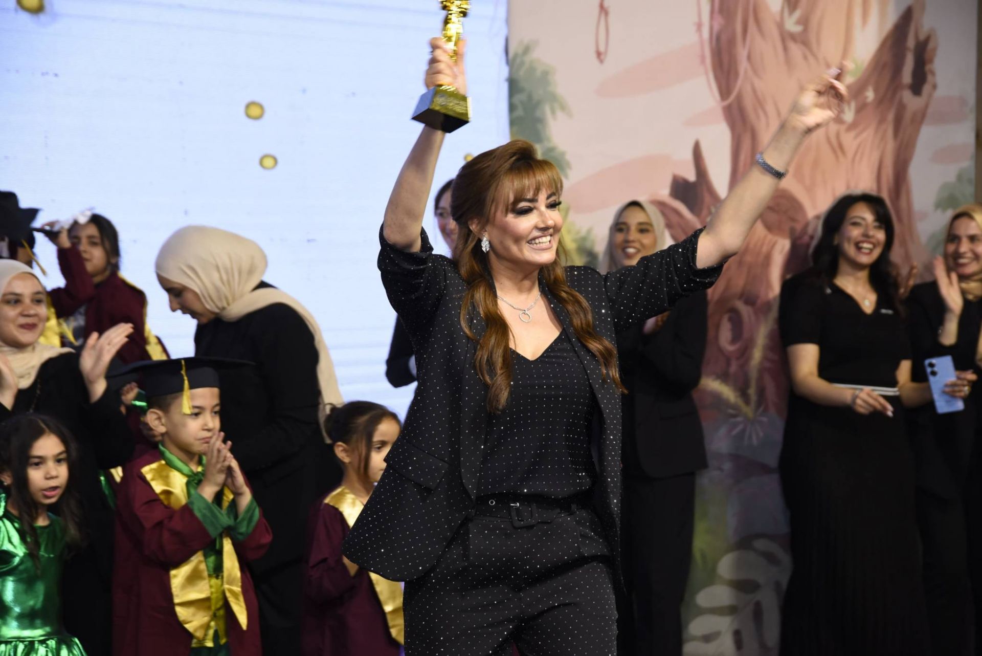بشرى ترفع درع التكريم بشرى ترفع درع التكريم