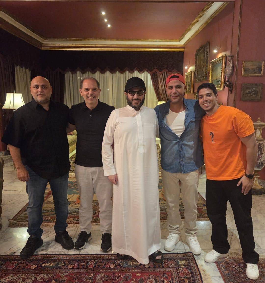 صورة تركي آل الشيخ مع أسرة عادل إمام من آخر زيارة له صورة تركي آل الشيخ مع أسرة عادل إمام من آخر زيارة له