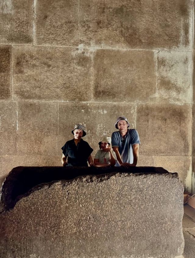 ريا وأسرتها أمام الأهرامات