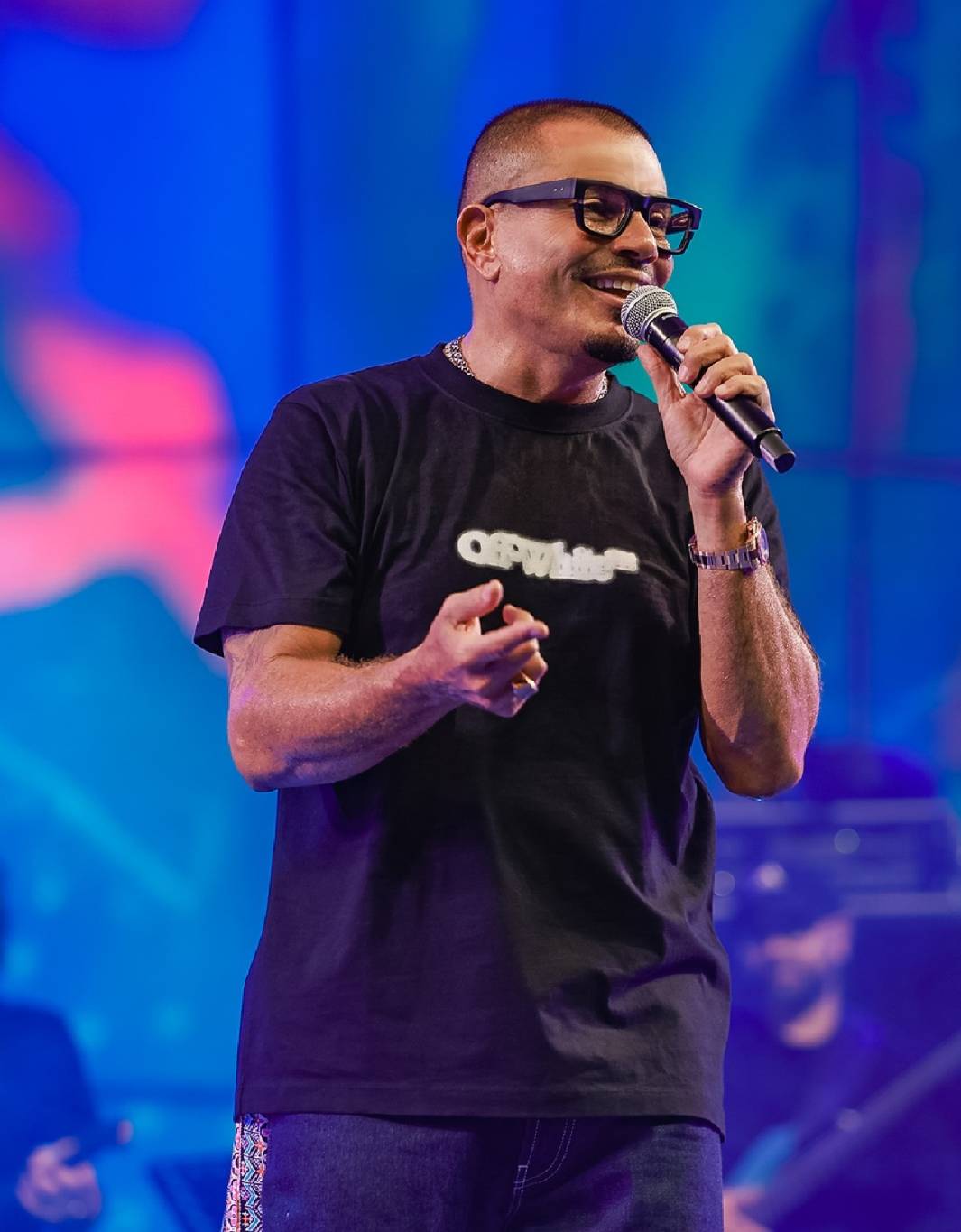 عمرو دياب يتعرض للانتقاد بسبب إطلالة قديمة!