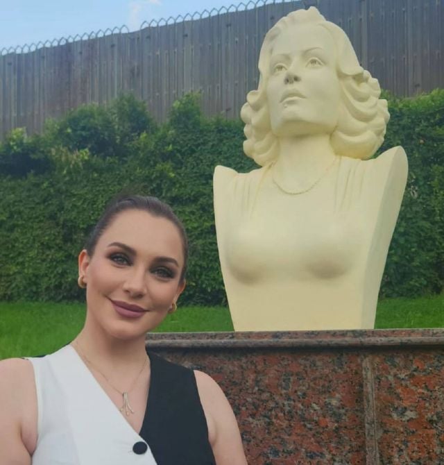 سلاف فواخرجي بجانب تمثال أسمهان