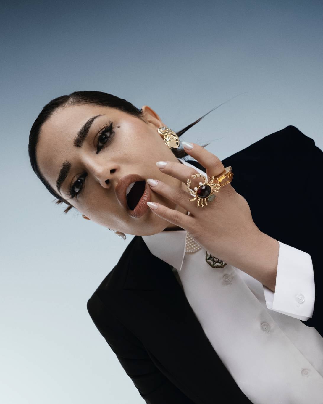 رشا بلال بإطلالة ساحرة ومجوهرات مميزة تزامناً مع تألقها في 