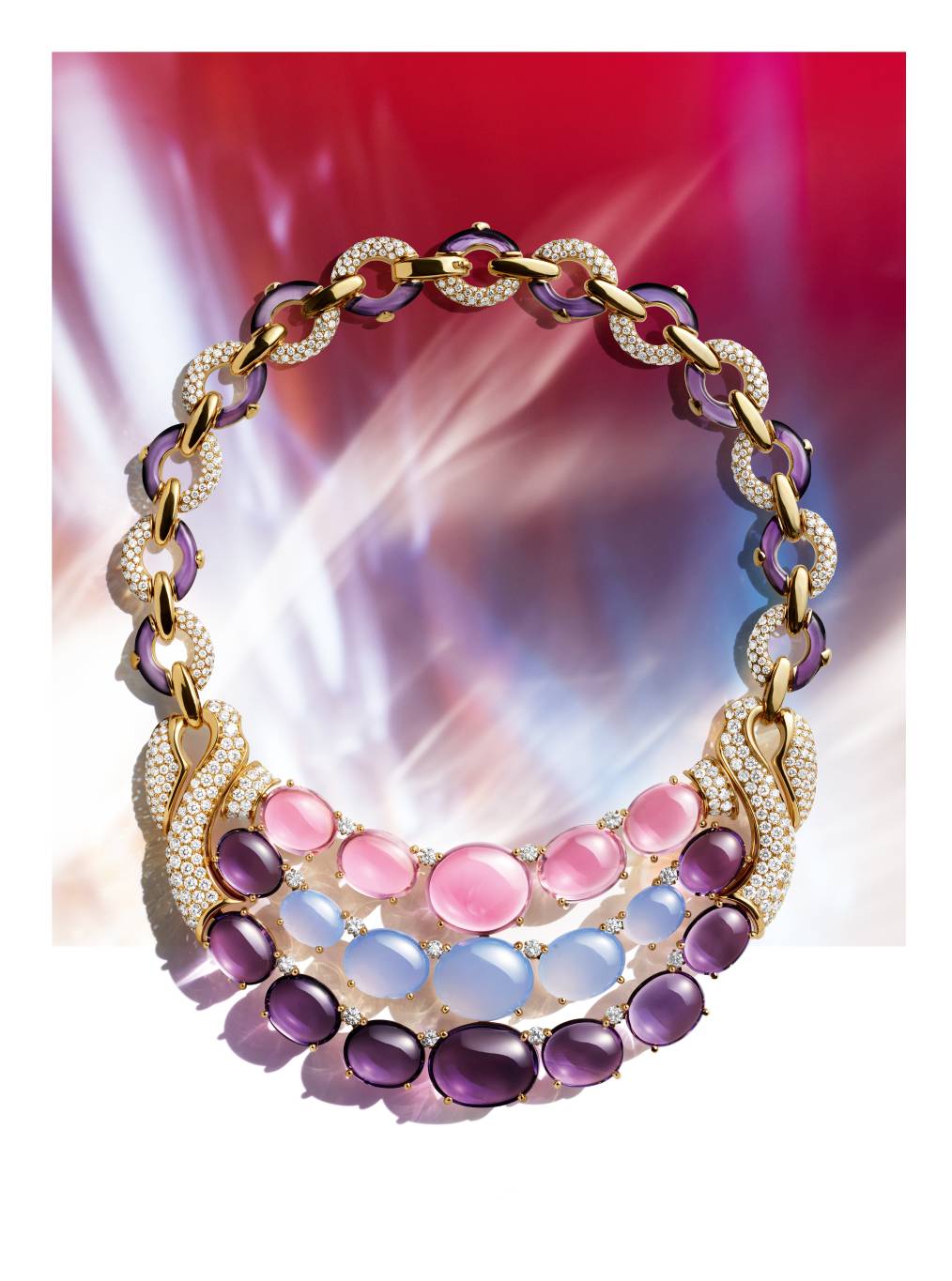 عقد من مجموعة المجوهرات الراقية، مصنوع من الذهب الأصفر والتورمالين الزهري والـ Chalcedonies والأميتيست والماس من Bvlgari عقد من مجموعة المجوهرات الراقية، مصنوع من الذهب الأصفر والتورمالين الزهري والـ Chalcedonies والأميتيست والماس من Bvlgari
