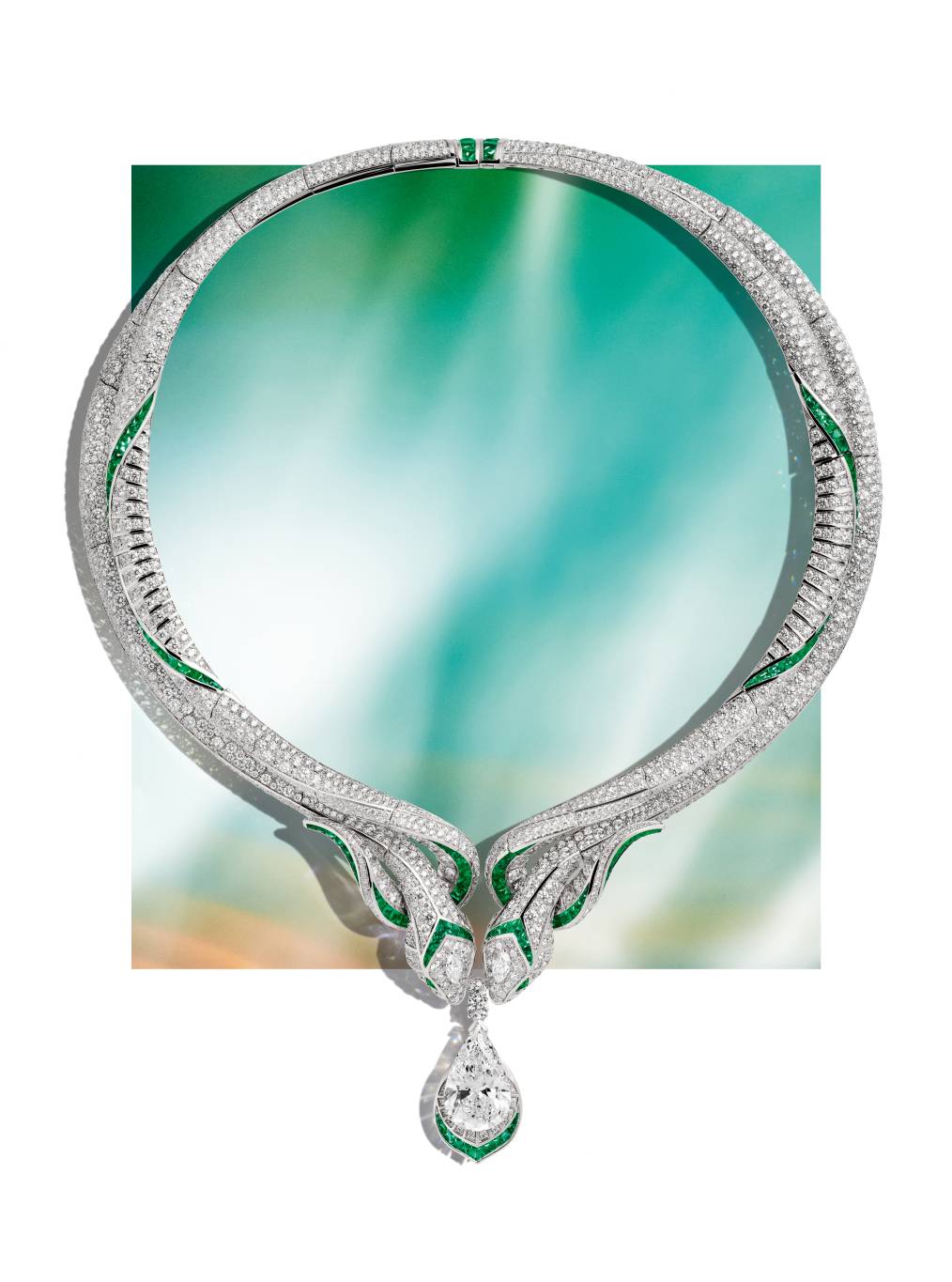 عقد Serpenti من مجموعة المجوهرات الراقية، مصنوع من الذهب الأبيض وماسة كبيرة، مزيّن بالزمرد والماس من Bvlgari عقد Serpenti من مجموعة المجوهرات الراقية، مصنوع من الذهب الأبيض وماسة كبيرة، مزيّن بالزمرد والماس من Bvlgari