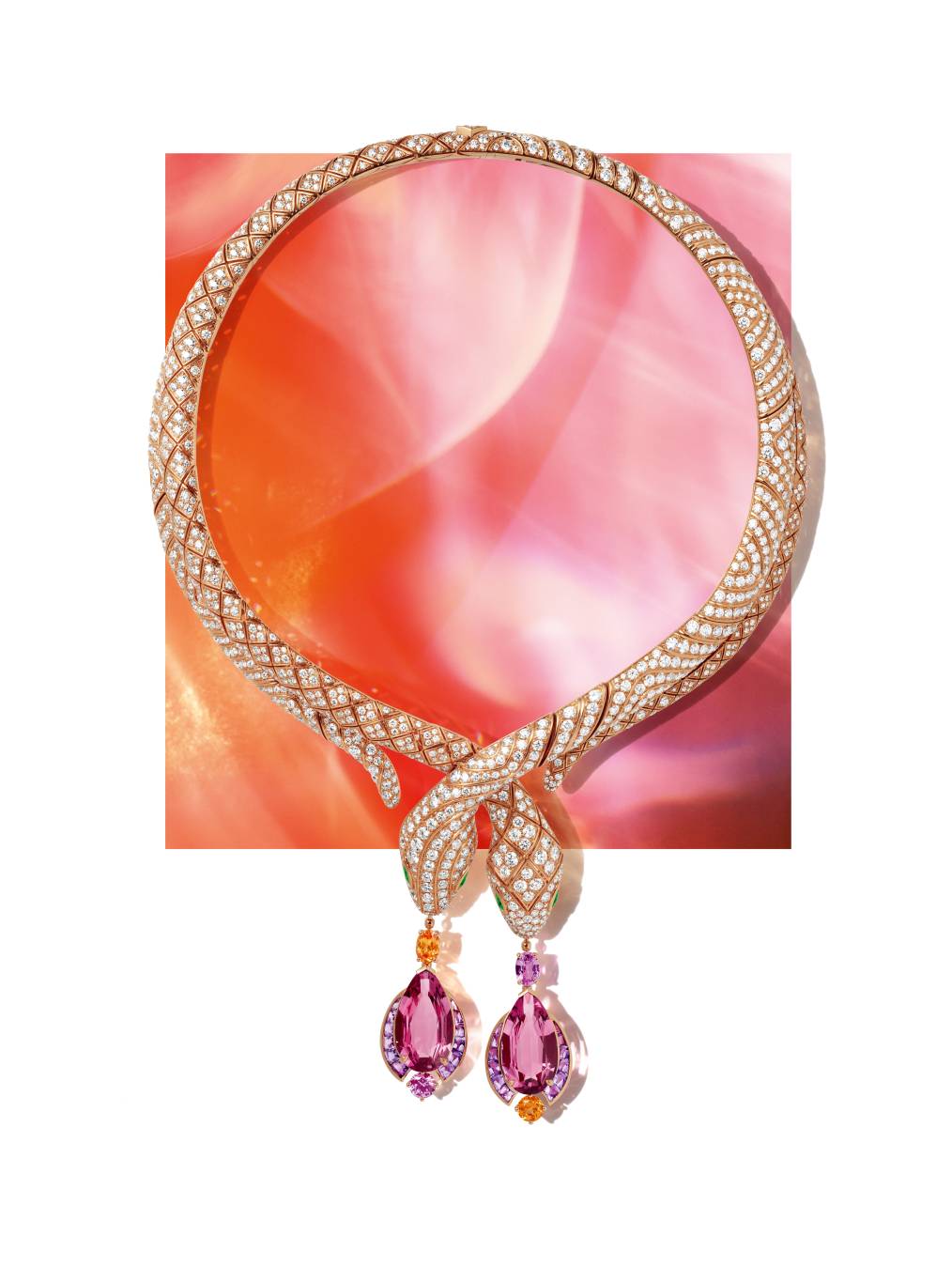 عقد Serpenti من مجموعة المجوهرات الراقية، مع أقراط متّصلة به ويمكن فصلها عنه، مصنوع من الذهب الوردي والسبينيل الزهري، مزيّن بالماندرين والياقوت الزهري والياقوت Buff-Top والزمرد والماس من Bvlgari عقد Serpenti من مجموعة المجوهرات الراقية، مع أقراط متّصلة به ويمكن فصلها عنه، مصنوع من الذهب الوردي والسبينيل الزهري، مزيّن بالماندرين والياقوت الزهري والياقوت Buff-Top والزمرد والماس من Bvlgari