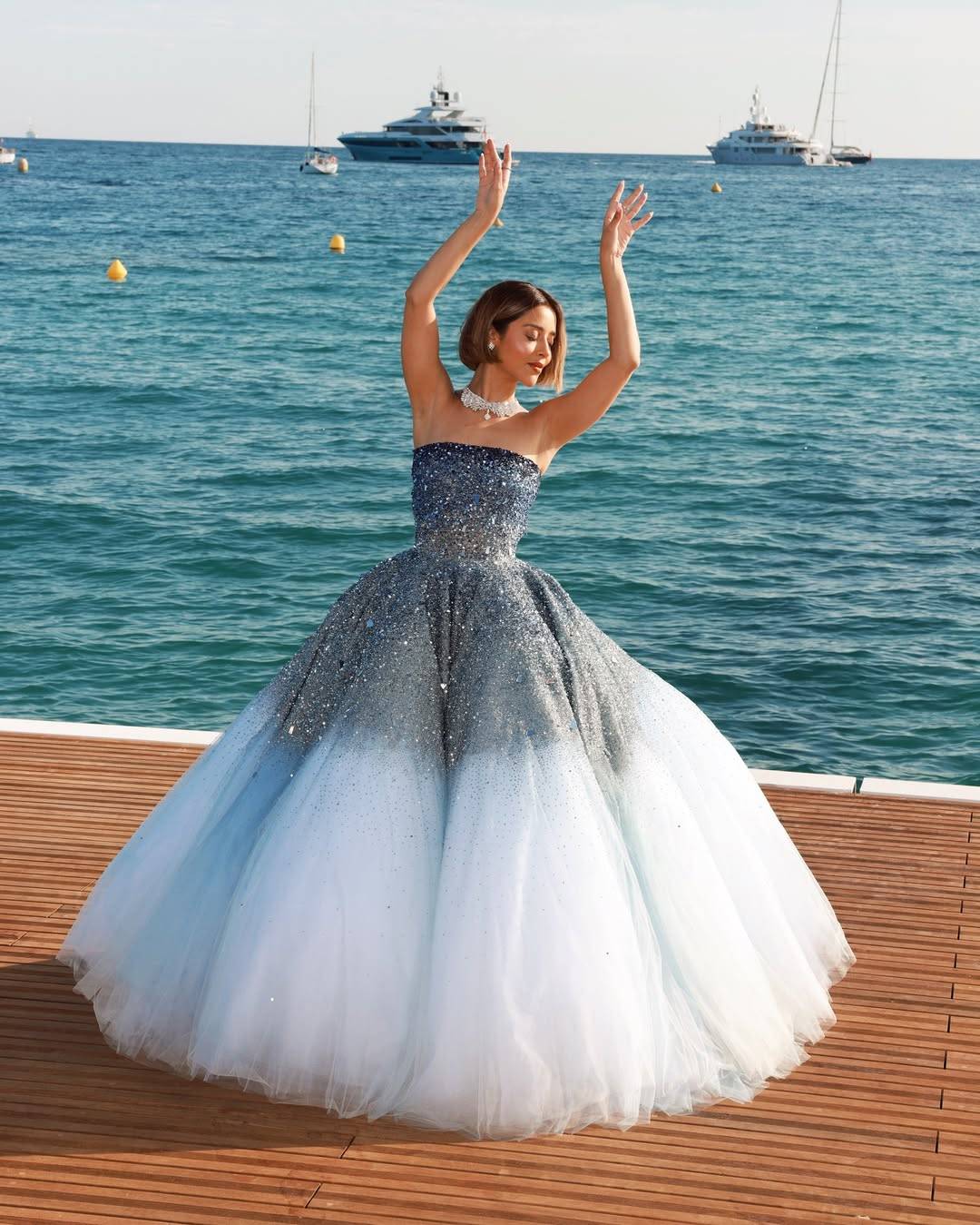 بلقيس فتحي تتألق كالأميرة بفستان متلألئ