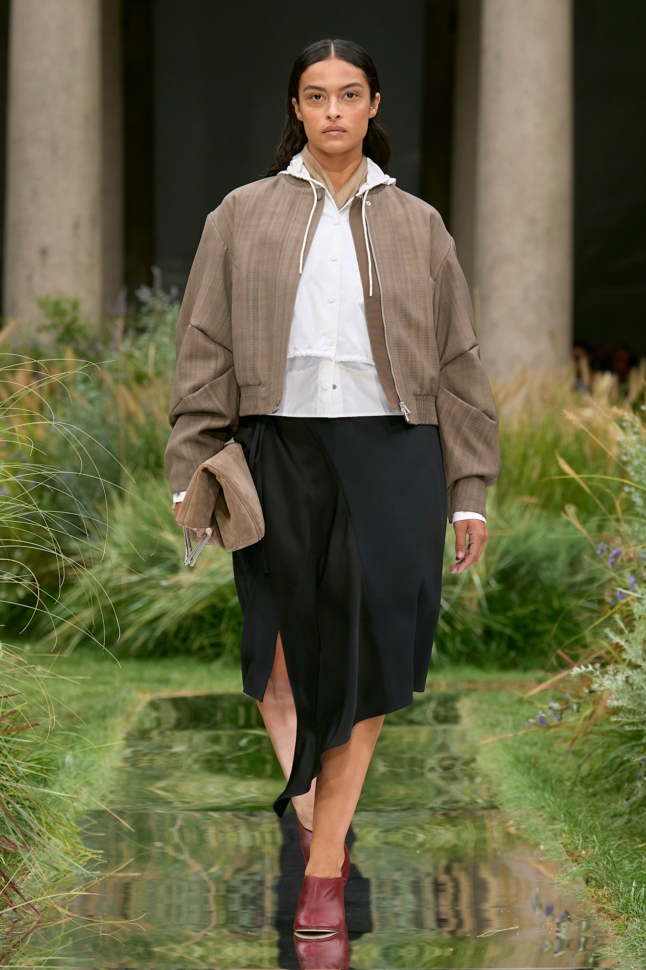 الـ Bomber Jacket هذا الصيف: عودة بتصاميم عصرية لا تقاوم