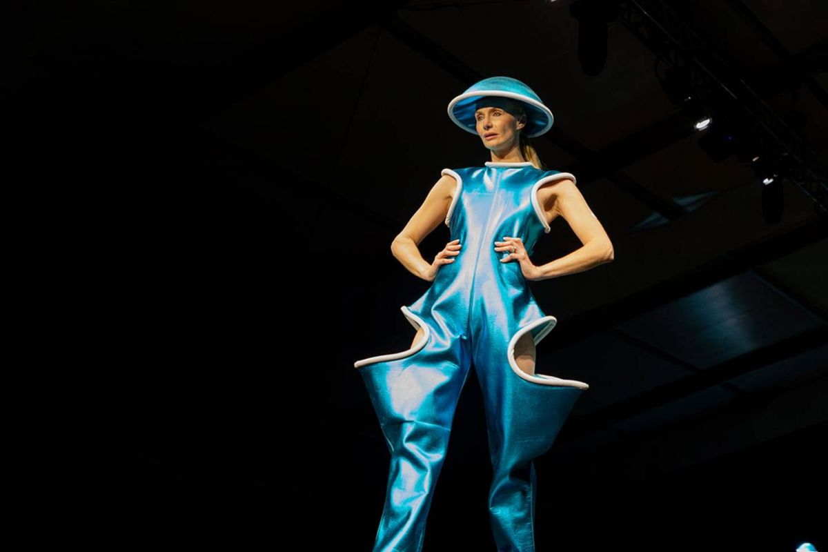 الأزرق يتربّع على عرش موضة صيف 2025... إليكِ كيفية تنسيقه