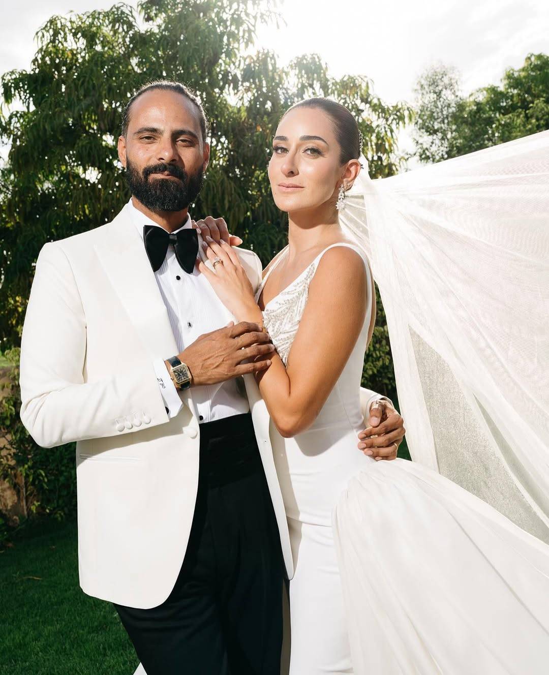 أمينة خليل تحتفل بزفافها في اليونان وتتألق بفستان فخم (صور)