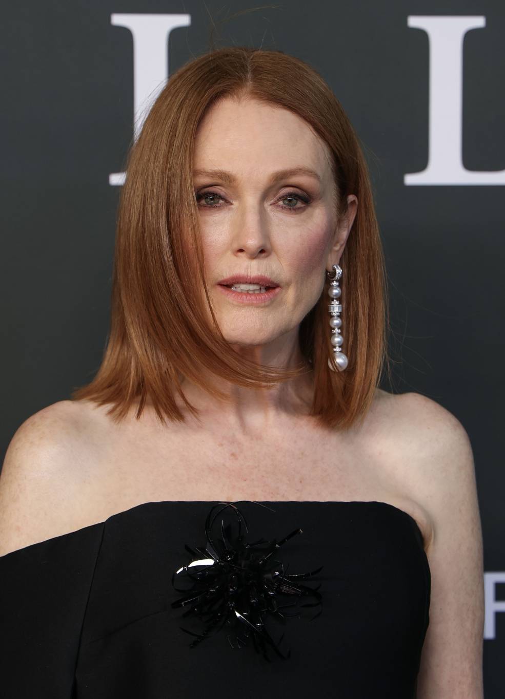 جوليان مور تتألّق بأقراط Boucheron المميّزة