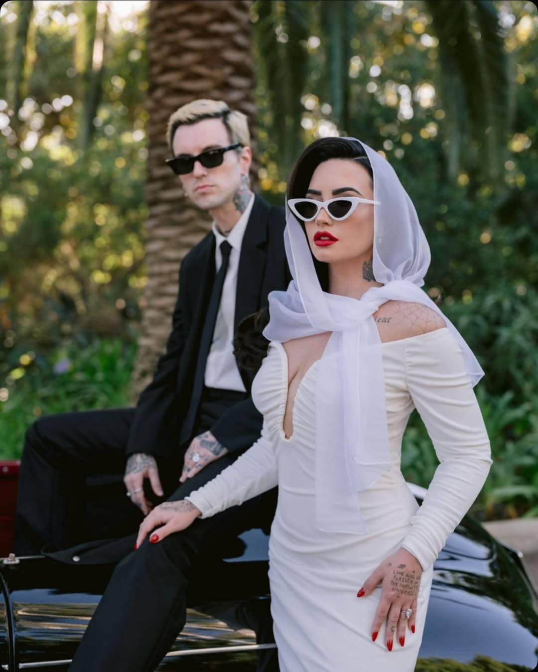 ديمي لوفاتو تحتفل بزفافها بفستانين مختلفين من الساتان الناعم