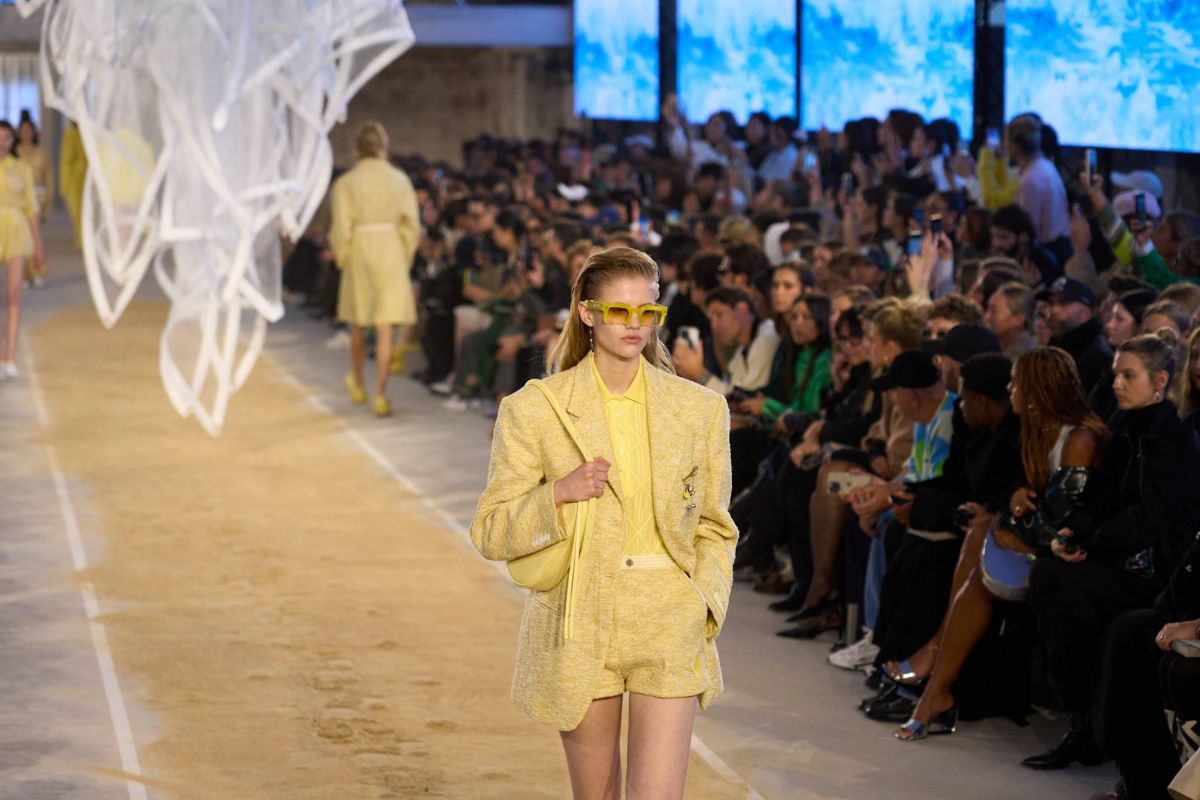 اللون الأصفر: موضة أساسية في ربيع وصيف 2025