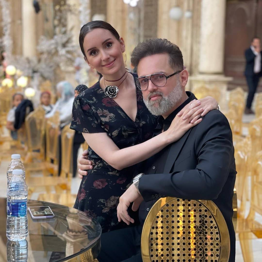 زوجة محمد محمود عبد العزيز تستعرض حملها بمولودها الثاني (صور)