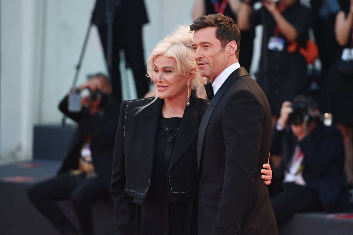 زوجة هيو جاكمان تتحدث عن خيانته لها مع ممثلة: الجرح عميق