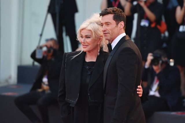 زوجة هيو جاكمان تتحدث عن خيانته لها مع ممثلة: الجرح عميق