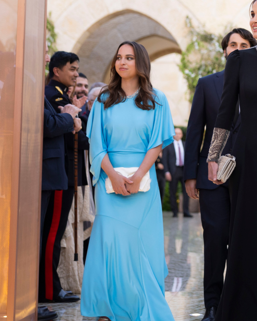الأميرة سلمى تختار فستاناً محتشماً بقصّة شرقية
