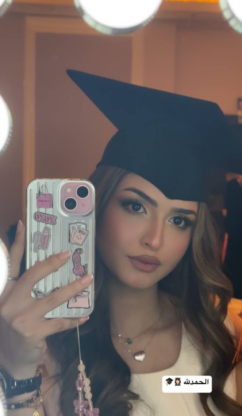حلا الترك تحتفل بتخرجها... وهذا ما فعله والدها | Laha Magazine