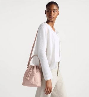 حقيبة Dior Caro Bucket تجسيد للفخامة والأناقة اليومية