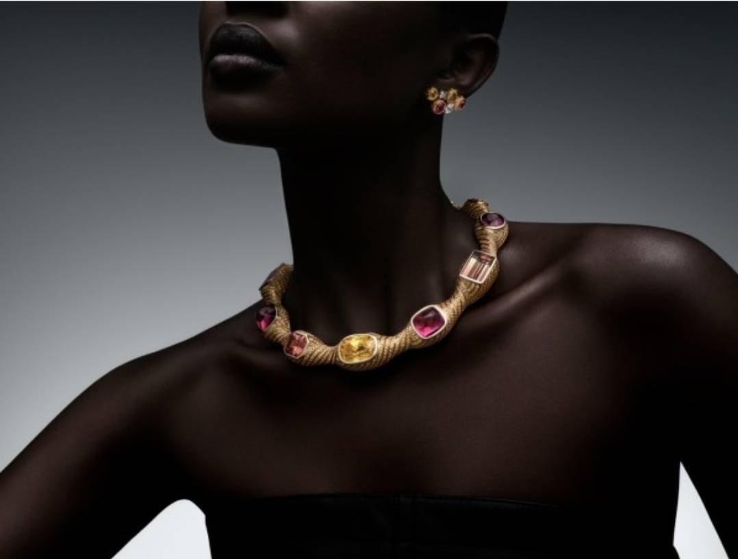 تألقي بوهج المجوهرات والأحجار المبهرة