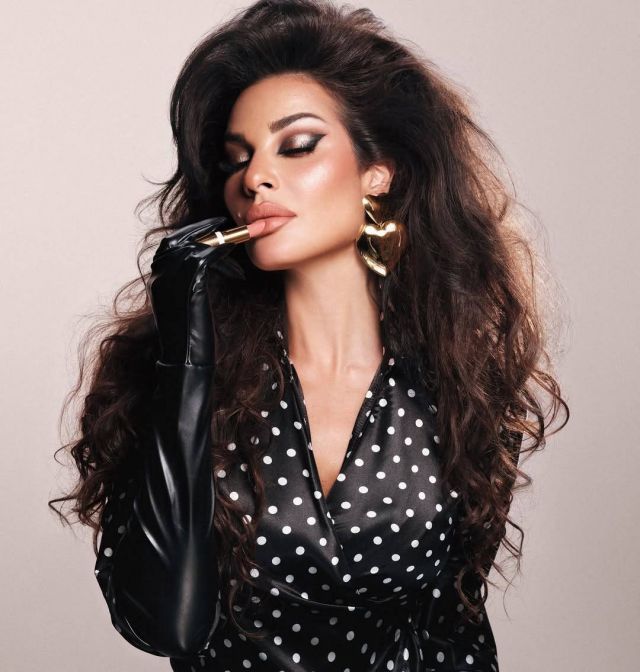 نادين نسيب نجيم بإطلالة ريترو 