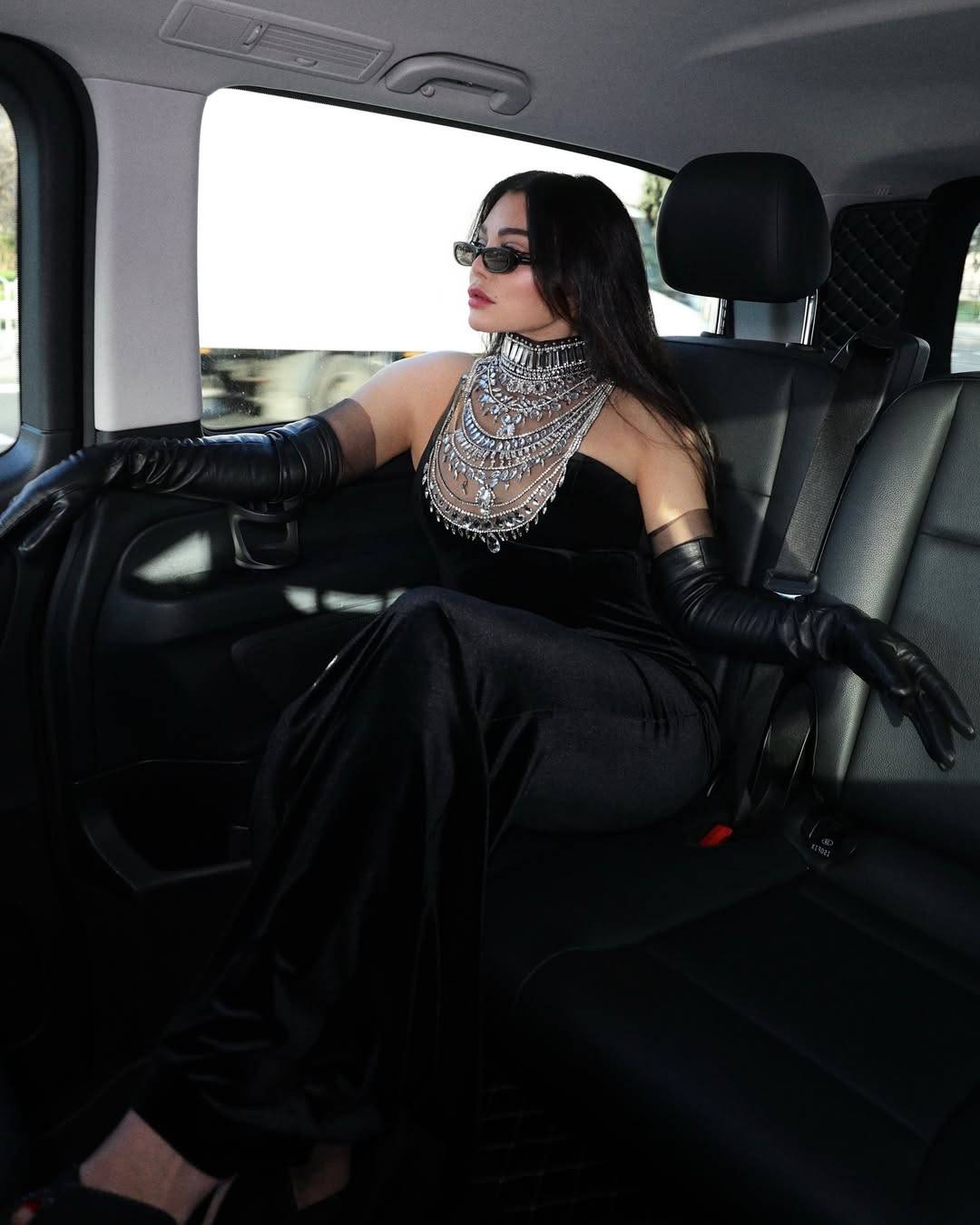 لماذا لا تتخلّى هيفاء وهبي عن الأسود؟ السرّ في الأناقة الداكنة