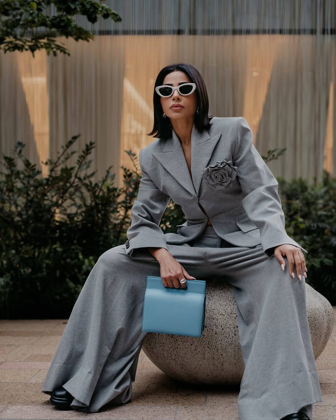 مهيرة عبد العزيز تتألق بإطلالة مستقبلية جريئة بـ