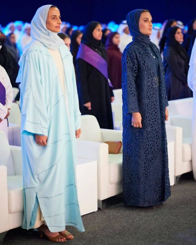 الشيخة موزا بمعطف من وضحة 