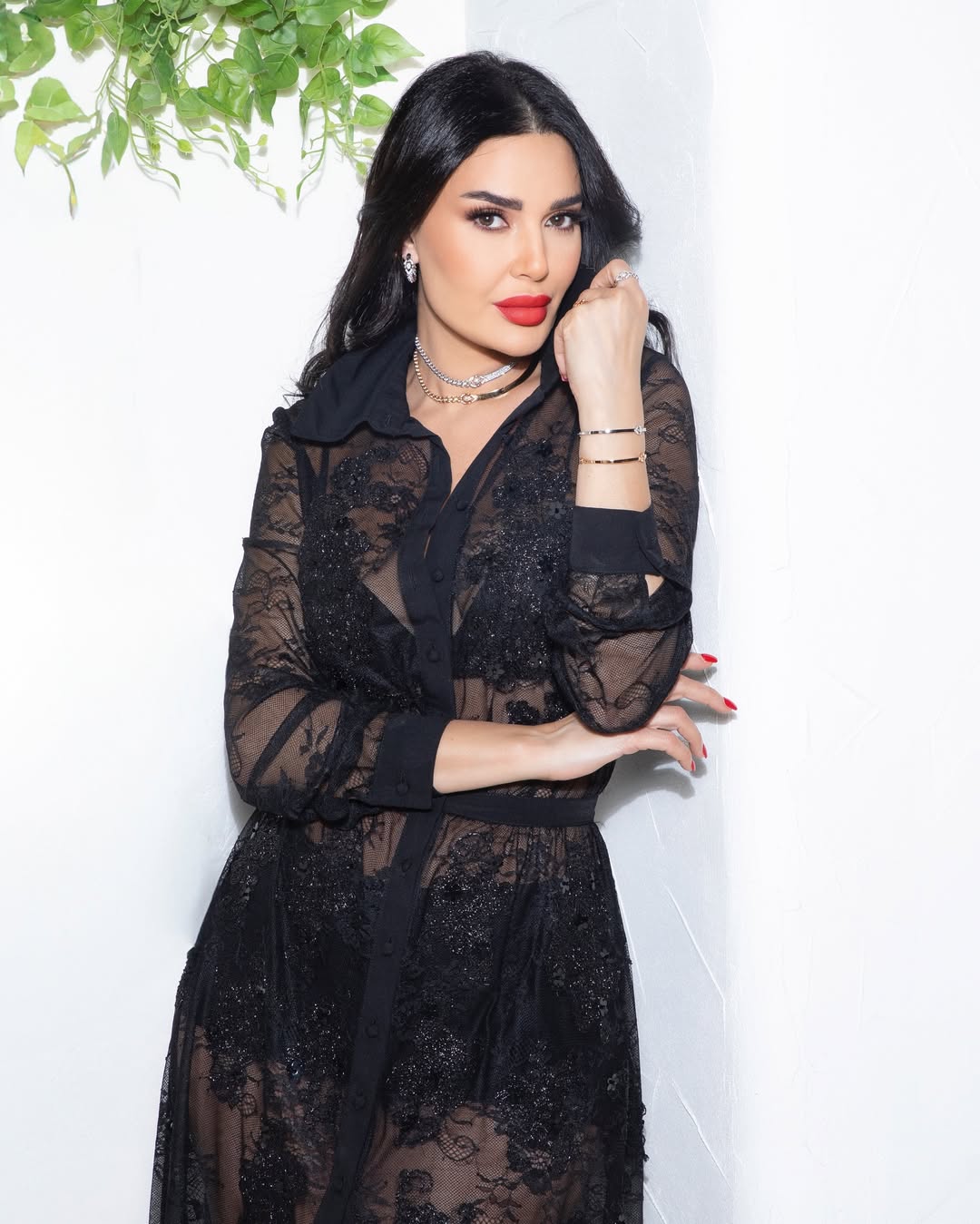 الشيفون والورود يميزان أحدث إطلالات سيرين عبد النور