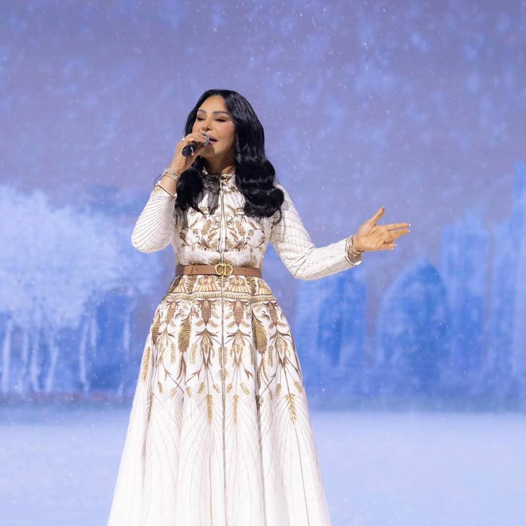 أحلام تتألق بفستان منقّش بالذهبي خلال حفلها في 