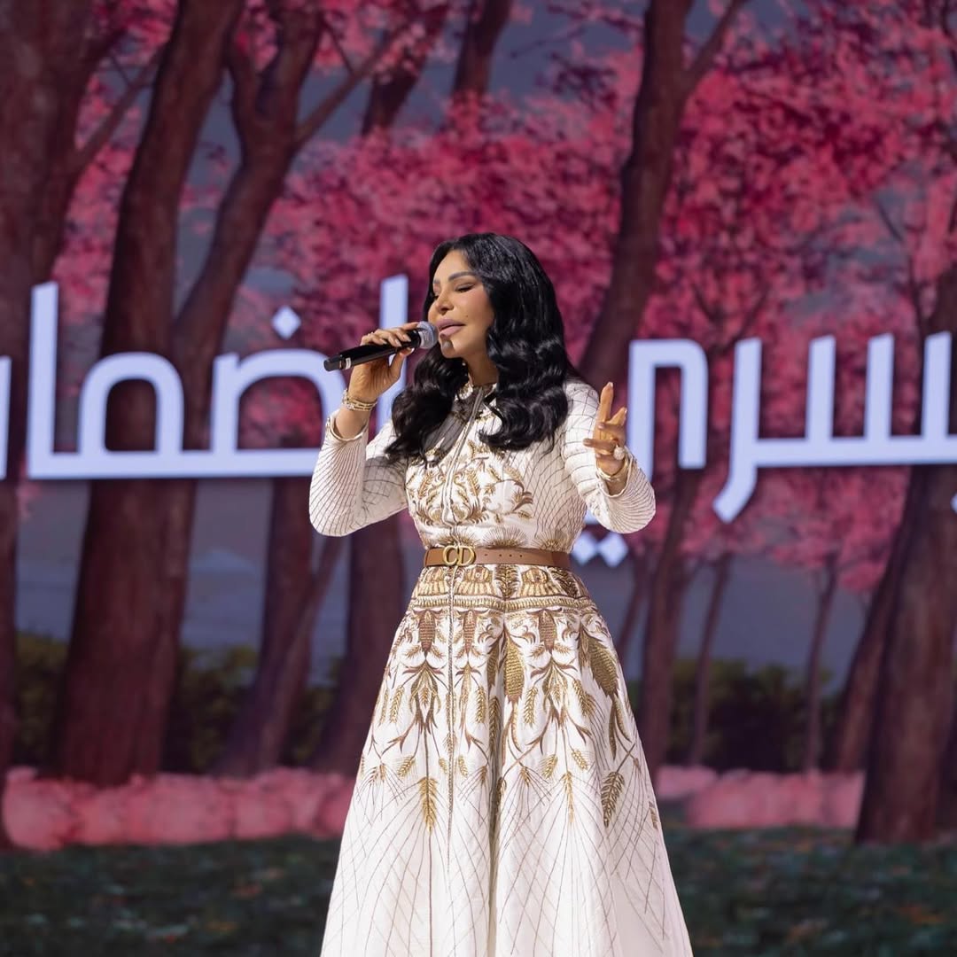 أحلام تتألق بفستان منقش بالذهب خلال حفلها في قمة الإعلام العربي