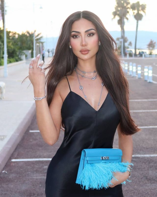 نور الغندور بفستان من الساتان 