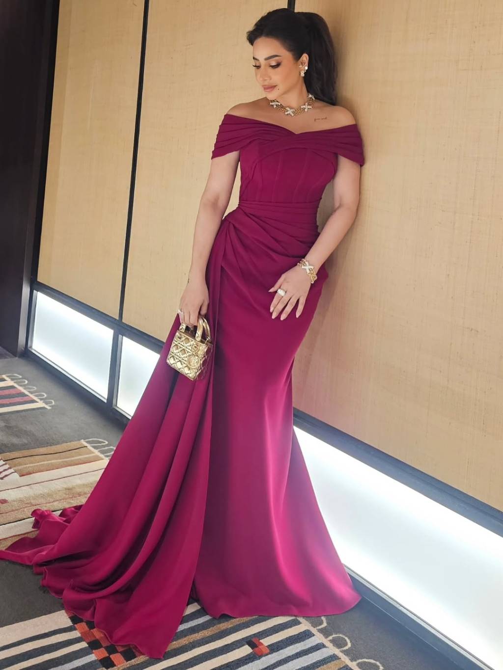 لجين عمران تخطف الأنظار بإطلالة أنيقة باللون البوردو من توقيع شربل كرم