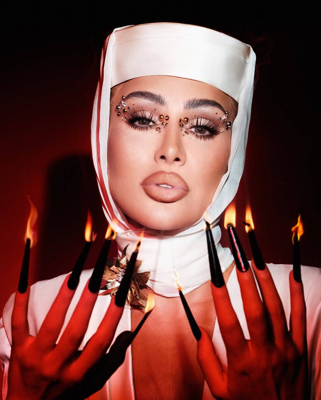 مايا دياب بلوك غريب وجريء باللون الأبيض مايا دياب بلوك غريب وجريء باللون الأبيض