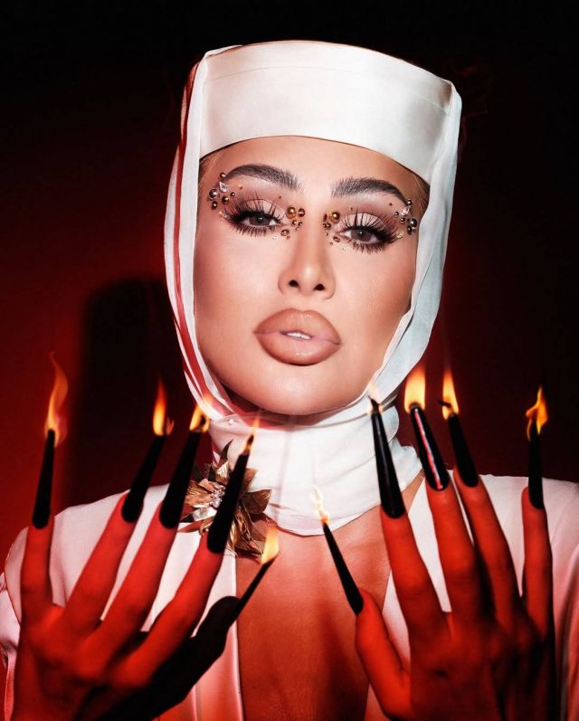 مايا دياب بلوك غريب وجريء باللون الأبيض