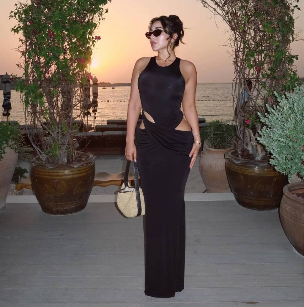 هيا مرعشلي بإطلالة جريئة بالأسود... فستان مكشوف وتفاصيل لافتة